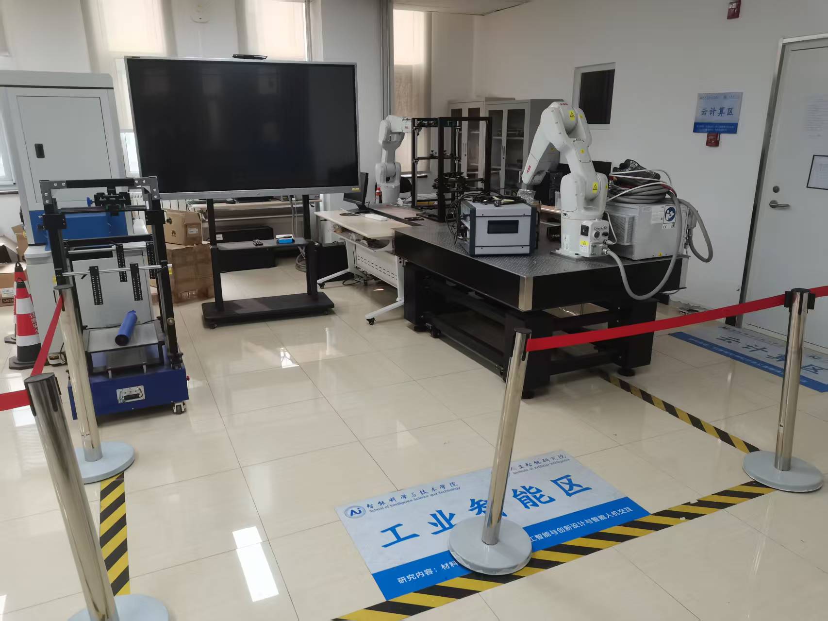 bee2f1921f928853370e36f0a353f0e6.jpg 实验室照片.jpg